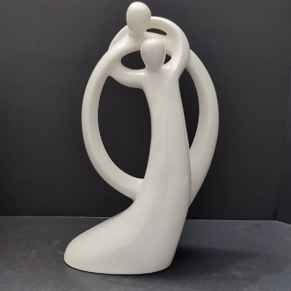 VGT,Enesco Circle Of Love , Encompass Me Figurine. - Picture 1 of 7